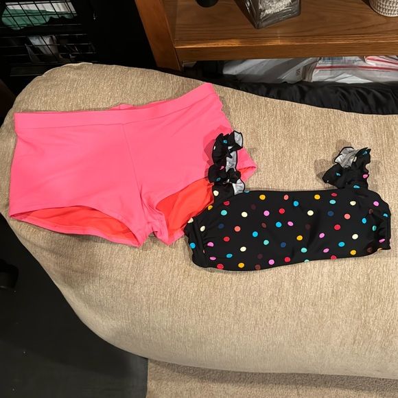 Bikini - Picture 1 of 8